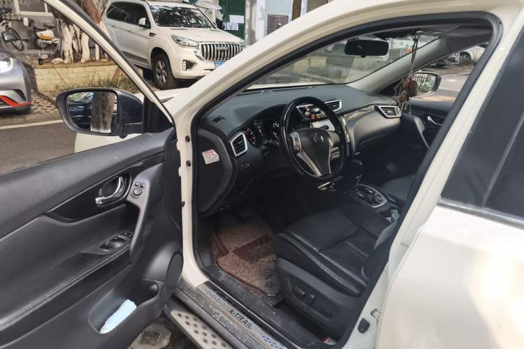 Used Nissan X-Trail 2014 2.5L CVT Leading Edition 4WD Driver Seat