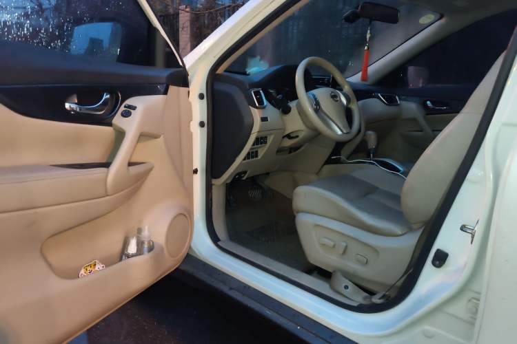 Used Nissan X-Trail 2014 2.5L CVT Luxury Edition 4WD Driver Seat