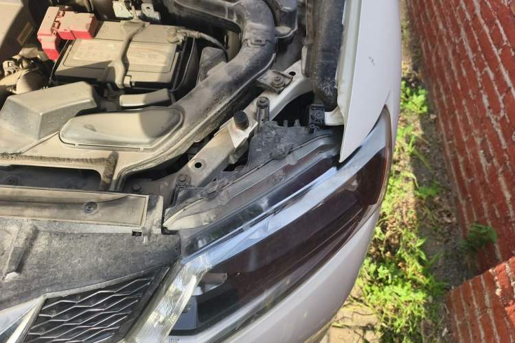 Used Nissan X-Trail 2014 2.0L CVT Comfort Edition 2WD Engine Bay Left