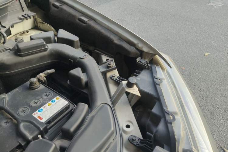 Used Nissan X-Trail 2014 2.0L Manual Fashion Edition 2WD Engine Bay Left