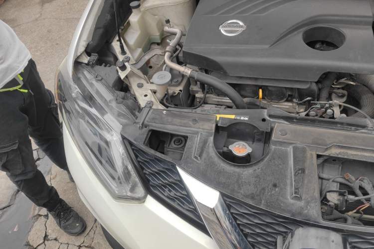 Used Nissan X-Trail 2014 2.0L CVT Comfort Edition 2WD Engine Bay Right