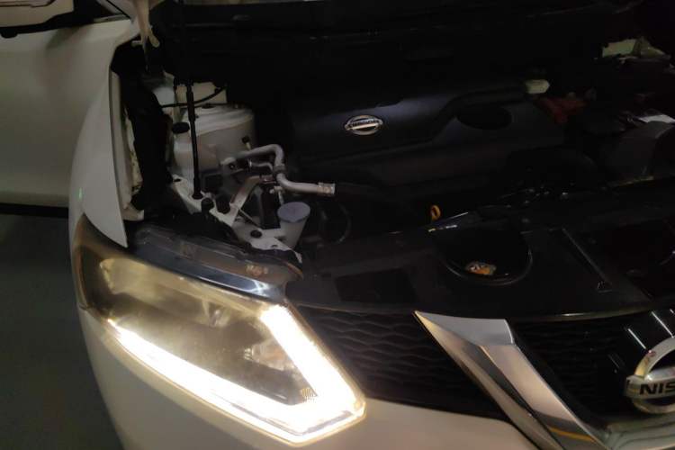 Used Nissan X-Trail 2014 2.0L CVT Comfort Edition 2WD Engine Bay Right