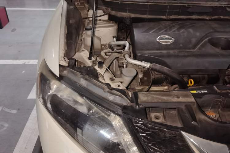 Used Nissan X-Trail 2014 2.0L CVT Comfort Edition 2WD Engine Bay Right