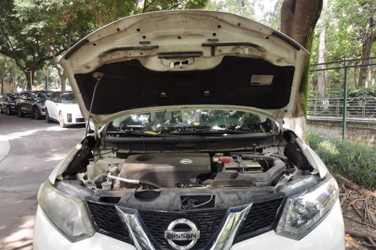 Used Nissan X-Trail 2014 2.5L CVT Leading Edition 4WD Engine Bay