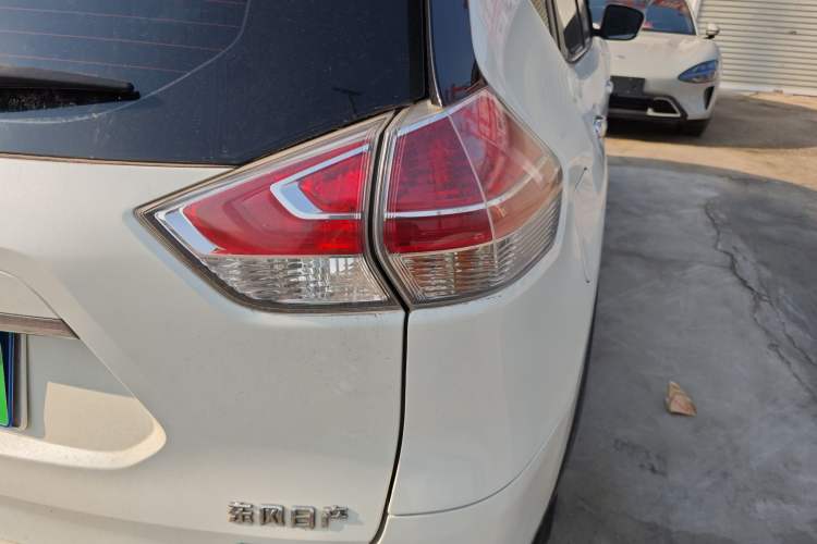 Used Nissan X-Trail 2014 2.5L CVT Leading Edition 4WD Exterior 2