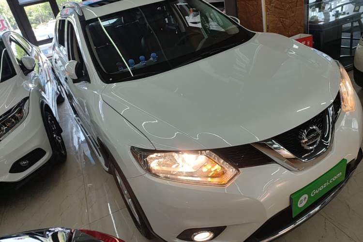 Used Nissan X-Trail 2014 2.5L CVT Leading Edition 4WD Front Right 45 Deg