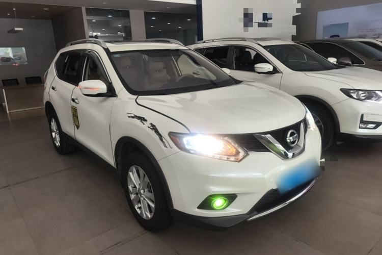 Used Nissan X-Trail 2014 2.5L CVT Leading Edition 4WD Front Right 45 Deg