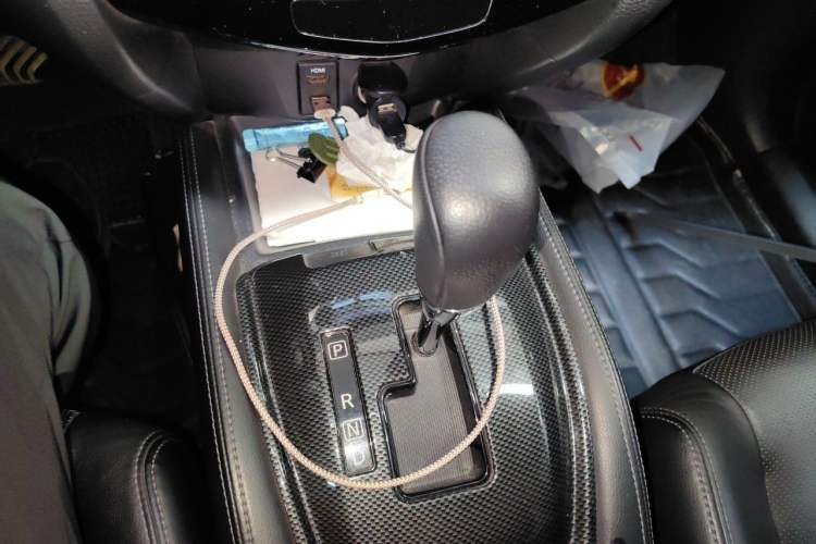Used Nissan X-Trail 2014 2.5L CVT Luxury Edition 4WD Gear Lever