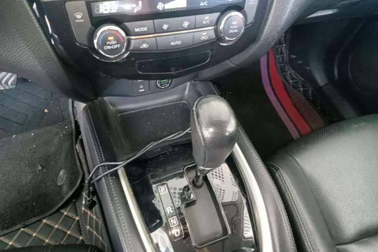 Used Nissan X-Trail 2014 2.0L CVT Comfort Edition 2WD Gear Lever
