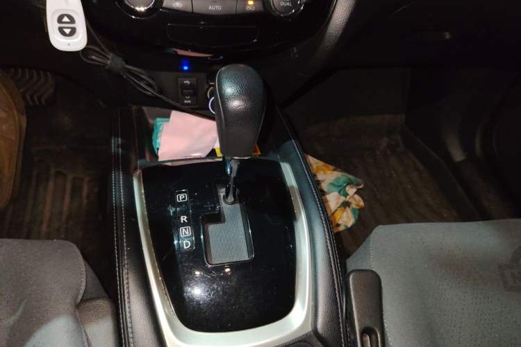 Used Nissan X-Trail 2014 2.5L CVT Luxury Edition 4WD Gear Lever