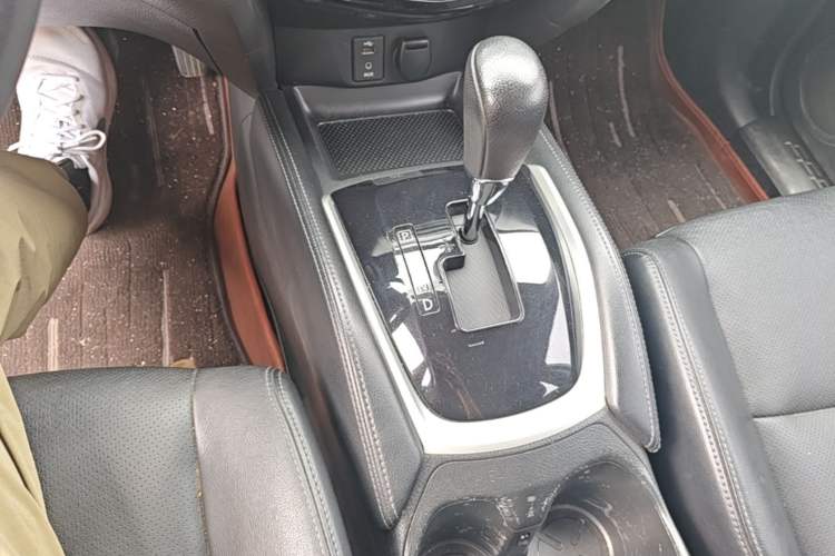 Used Nissan X-Trail 2014 2.0L CVT Comfort Edition 2WD Gear Lever