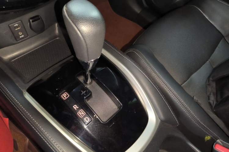 Used Nissan X-Trail 2014 2.0L CVT Comfort Edition 2WD Gear Lever