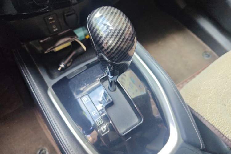 Used Nissan X-Trail 2014 2.5L CVT Luxury Edition 4WD Gear Lever