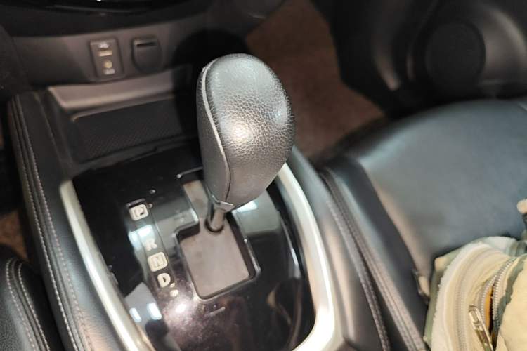 Used Nissan X-Trail 2014 2.5L CVT Luxury Edition 4WD Gear Lever
