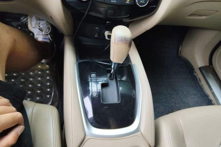 Used Nissan X-Trail 2014 2.0L CVT Comfort Edition 2WD Gear Lever