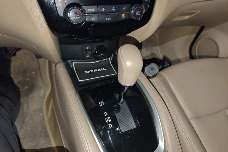 Used Nissan X-Trail 2014 2.0L CVT Comfort Edition 2WD Gear Lever