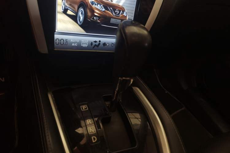 Used Nissan X-Trail 2014 2.0L CVT Comfort Edition 2WD Gear Lever
