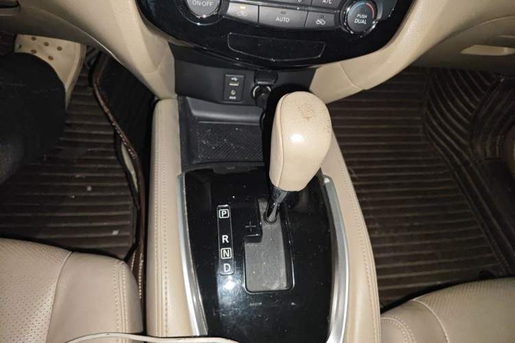 Used Nissan X-Trail 2014 2.0L CVT Comfort Edition 2WD Gear Lever