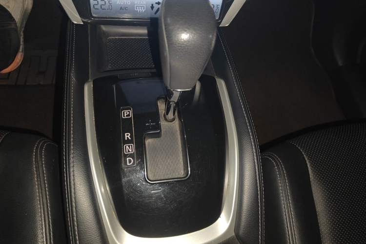 Used Nissan X-Trail 2014 2.5L CVT Luxury Edition 4WD Gear Lever