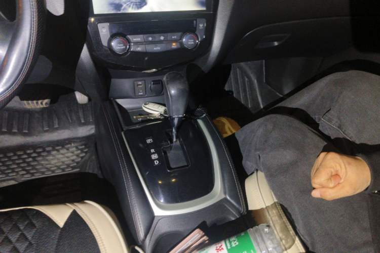 Used Nissan X-Trail 2014 2.5L CVT Leading Edition 4WD Gear Lever