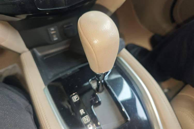 Used Nissan X-Trail 2014 2.0L CVT Comfort Edition 2WD Gear Lever