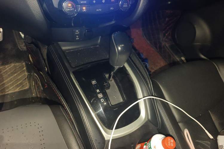 Used Nissan X-Trail 2014 2.0L CVT Comfort Edition 2WD Gear Lever