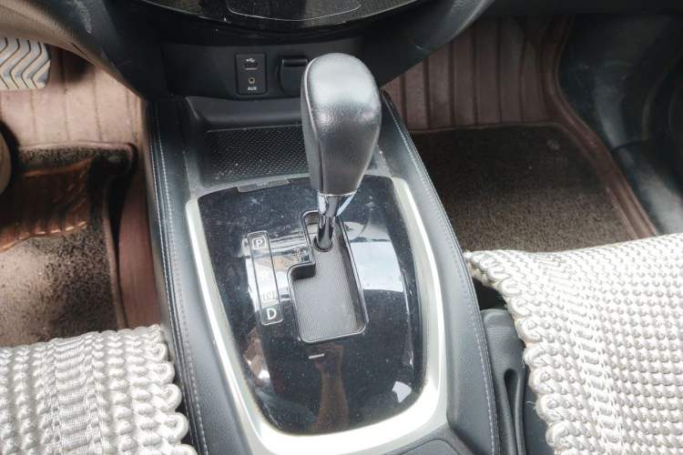 Used Nissan X-Trail 2014 2.5L CVT Luxury Edition 4WD Gear Lever