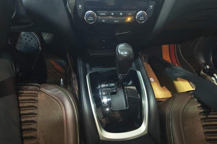 Used Nissan X-Trail 2014 2.0L CVT Comfort Edition 2WD Gear Lever