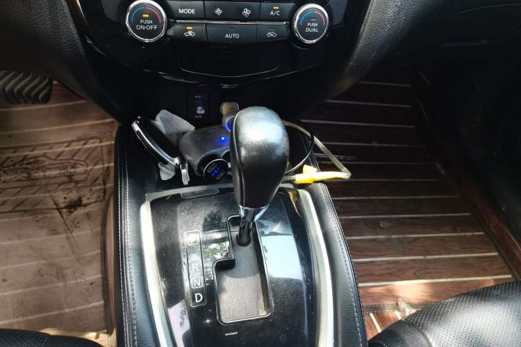 Used Nissan X-Trail 2014 2.0L CVT Comfort Edition 2WD Gear Lever
