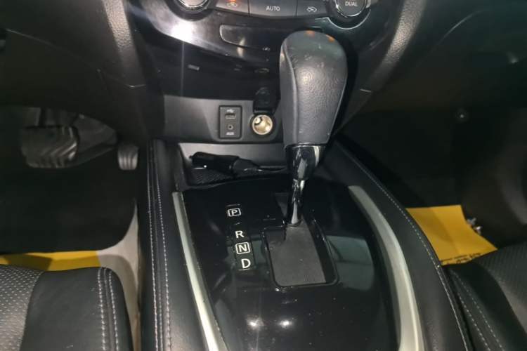 Used Nissan X-Trail 2014 2.0L CVT Comfort Edition 2WD Gear Lever