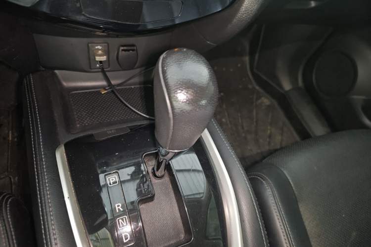 Used Nissan X-Trail 2014 2.5L CVT Luxury Edition 4WD Gear Lever