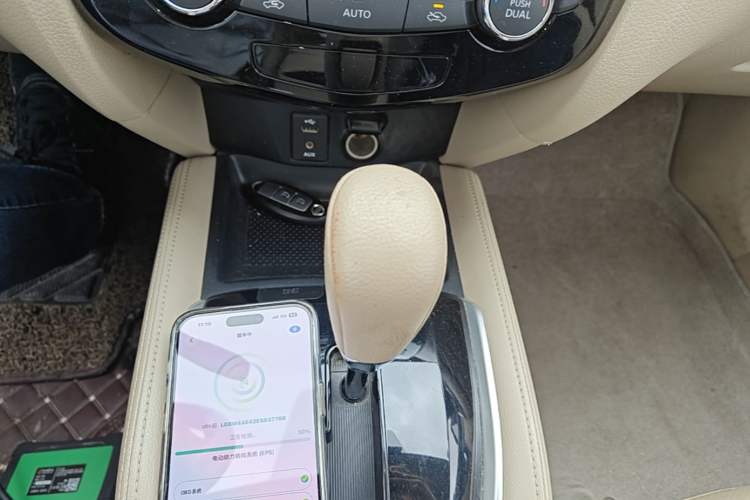 Used Nissan X-Trail 2014 2.0L CVT Comfort Edition 2WD Gear Lever