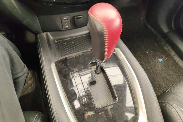 Used Nissan X-Trail 2014 2.0L CVT Comfort Edition 2WD Gear Lever