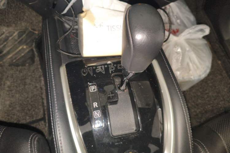 Used Nissan X-Trail 2014 2.5L CVT Luxury Edition 4WD Gear Lever