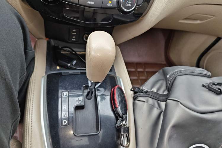 Used Nissan X-Trail 2014 2.0L CVT Comfort Edition 2WD Gear Lever