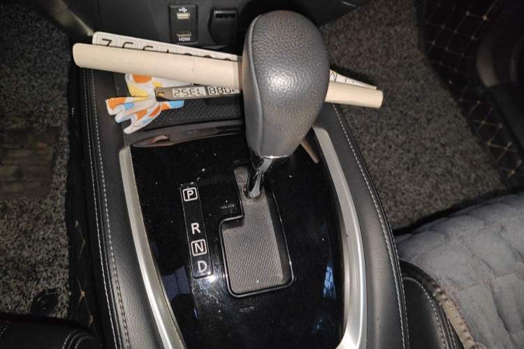 Used Nissan X-Trail 2014 2.0L CVT Comfort Edition 2WD Gear Lever