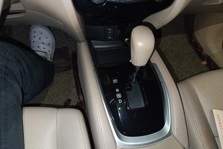Used Nissan X-Trail 2014 2.5L CVT Luxury Edition 4WD Gear Lever