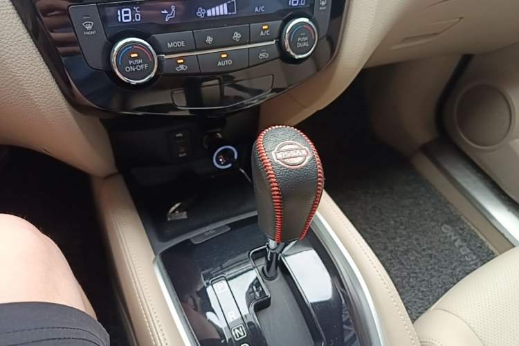 Used Nissan X-Trail 2014 2.0L CVT Comfort Edition 2WD Gear Lever