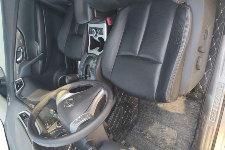 Used Nissan X-Trail 2014 2.5L CVT Leading Edition 4WD Interior 1