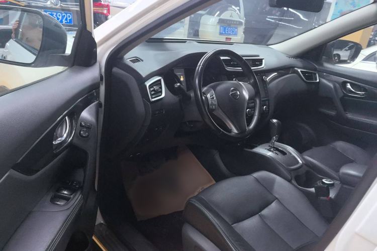 Used Nissan X-Trail 2014 2.5L CVT Luxury Edition 4WD Interior 2