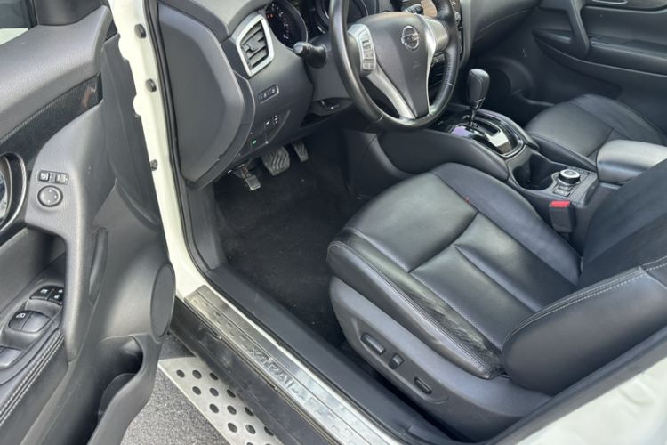 Used Nissan X-Trail 2014 2.5L CVT Luxury Edition 4WD Interior 2