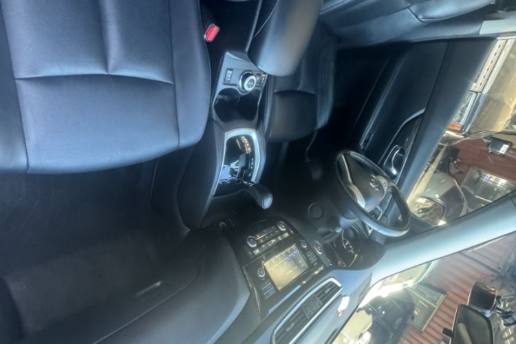 Used Nissan X-Trail 2014 2.5L CVT Luxury Edition 4WD Interior 2