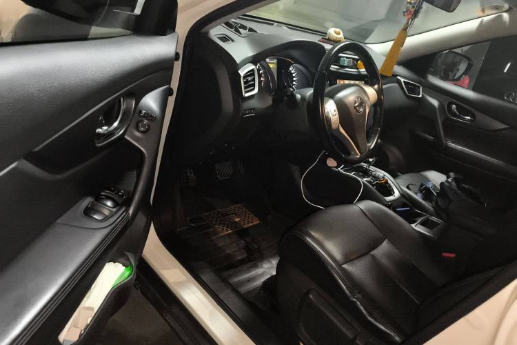 Used Nissan X-Trail 2014 2.0L CVT Comfort Edition 2WD Interior 3