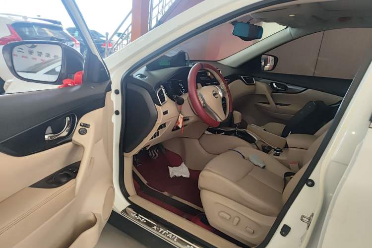 Used Nissan X-Trail 2014 2.5L CVT Luxury Edition 4WD Interior 3
