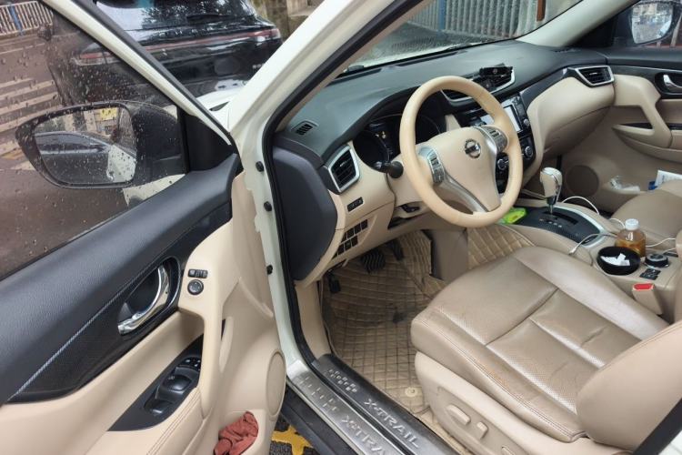 Used Nissan X-Trail 2014 2.5L CVT Leading Edition 4WD Interior 3