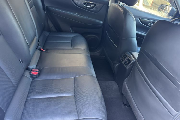 Used Nissan X-Trail 2014 2.5L CVT Luxury Edition 4WD Interior 3
