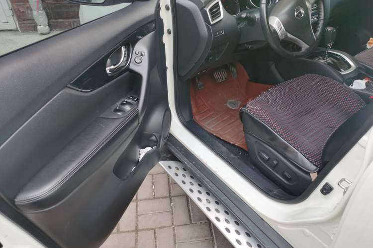 Used Nissan X-Trail 2014 2.5L CVT Leading Edition 4WD Interior 3
