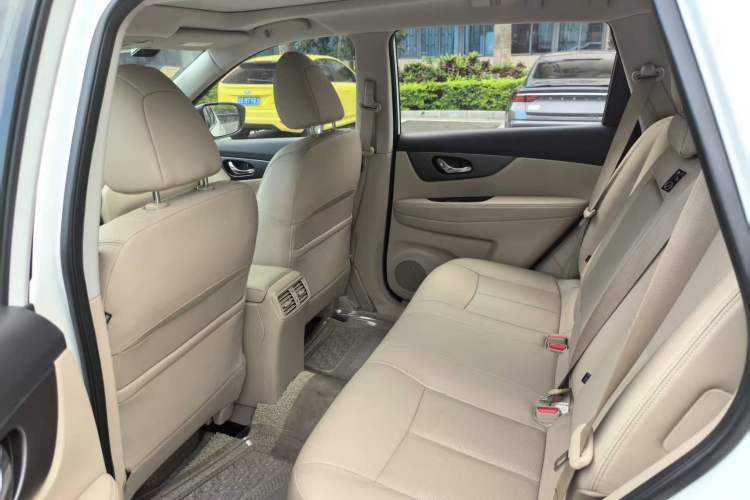 Used Nissan X-Trail 2014 2.0L CVT Comfort Edition 2WD Interior 3