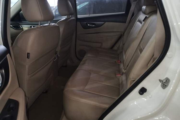Used Nissan X-Trail 2014 2.0L CVT Comfort Edition 2WD Interior 4