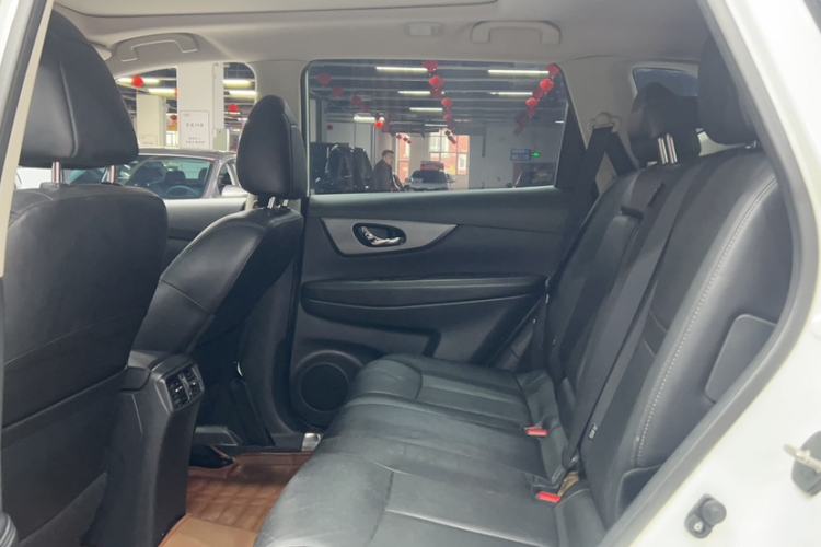 Used Nissan X-Trail 2014 2.0L CVT Comfort Edition 2WD Interior 4